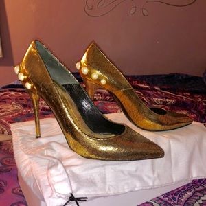 METALLIC GOLD PEARL PUMPS